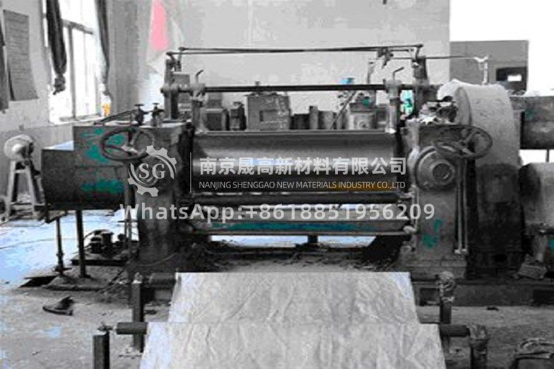Rubber refining machine